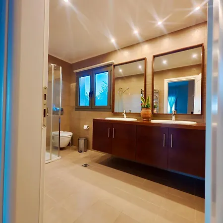 Villa V Mira Luxury Tragaki