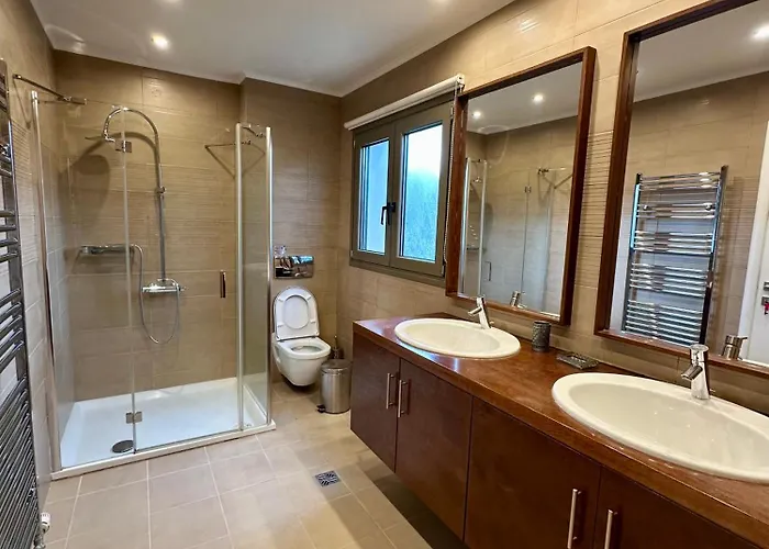 V Mira Luxury Tragaki