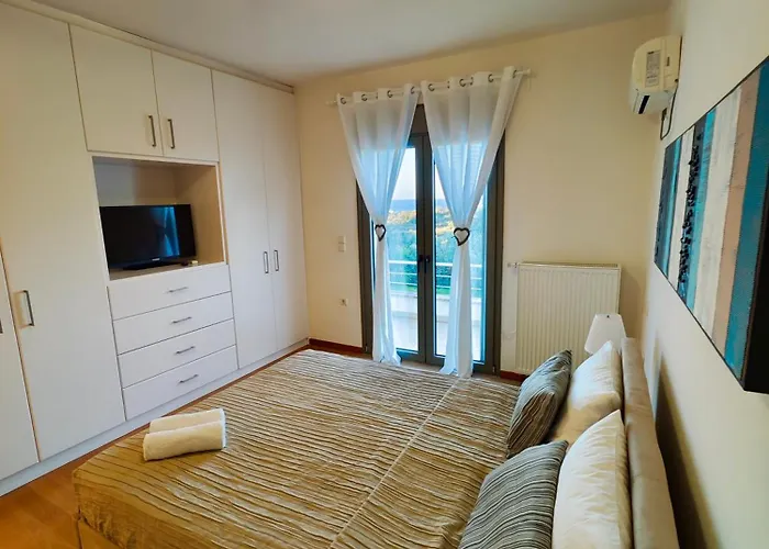 V Mira Luxury Tragaki