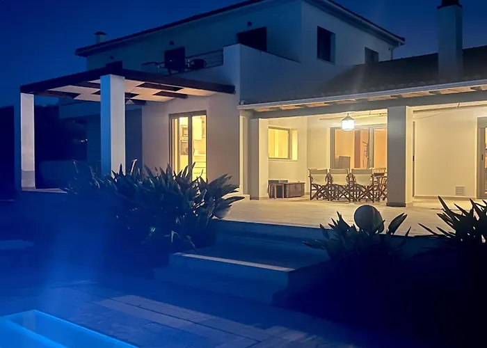 V Mira Luxury Villa * טרגקי